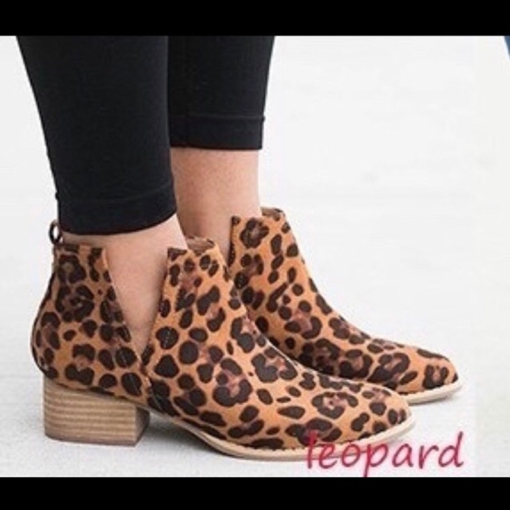 Leopard print faux suede ankle booties Size 8